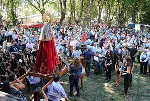 Gente en la procesión de Los Remedios